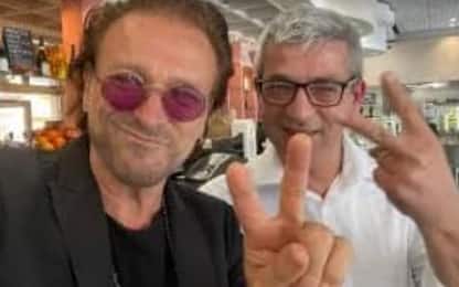 Bono Vox a Bologna per caffè e bignè. Ma è un sosia
