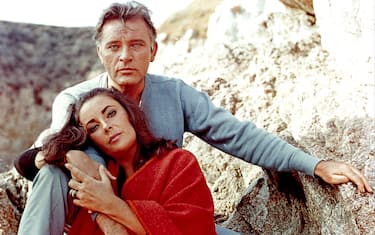 Elizabeth Taylor and Richard Burton on the film set of "The Sandpiper" in 1965.  (Photo by API/GAMMA/Gamma-Rapho via Getty Images)