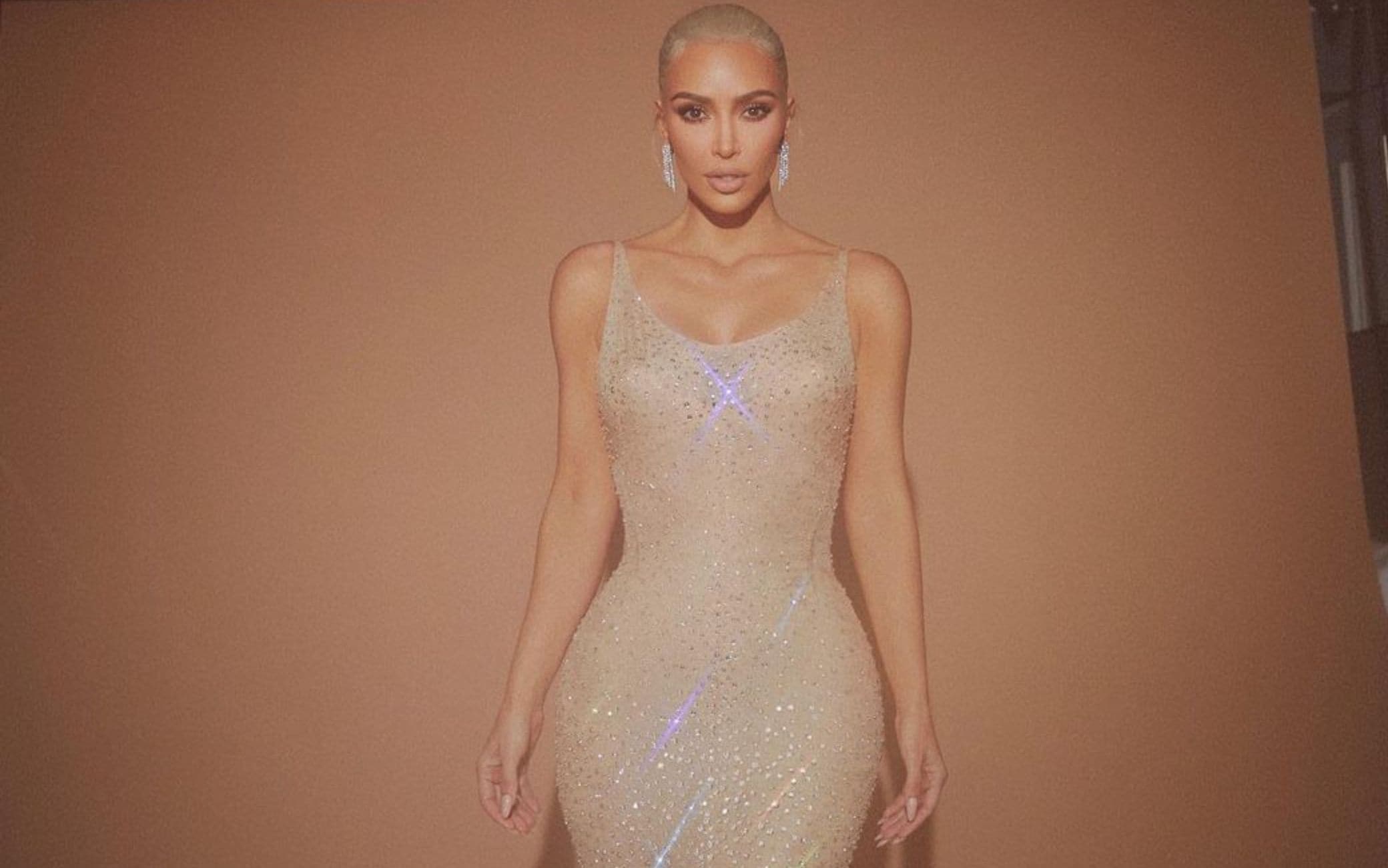Kim Kardashian potrebbe aver rovinato il vestito di Marilyn Monroe durante  il Met Gala | Sky TG24