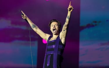 COVENTRY, ENGLAND - MAY 29: Harry Styles performs on stage at Radio 1's Big Weekend 2022 at War Memorial Park on May 29, 2022 in Coventry, England.  (Photo by Joe Hale/Redferns)