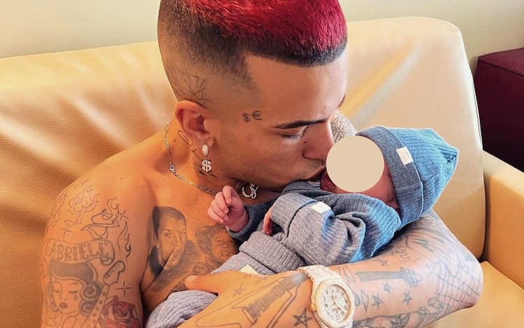 Sfera Ebbasta è diventato papà, è nato il figlio Gabriel: la tenera foto su  Instagram