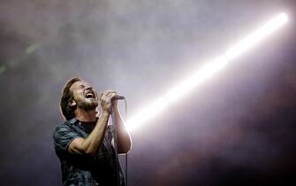 epa06889428 Eddie Vedder, the lead singer of US rock band Pearl Jam, performs at the NOS Alive Festival in Oeiras, on the outskirts of Lisbon, Portugal, 14 July 2018. The festival runs from 12 to 14 July.  EPA/JOSE SENA GOULAO
