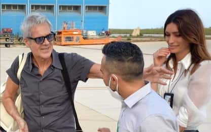 Claudio Baglioni a Lampedusa: il sindaco lo accoglie all'aeroporto