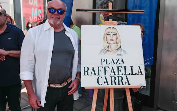 Se inauguró en Madrid la plaza dedicada a Raffaella Carrà.  FOTO