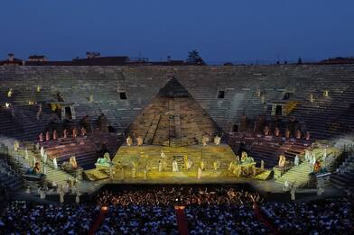 Aida, polemiche per il volto scuro di Anna Netrebko all'Arena
