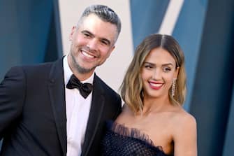 BEVERLY HILLS, CALIFORNIA - MARCH 27: Cash Warren and Jessica Alba attend the 2022 Vanity Fair Oscar Party hosted by Radhika Jones at Wallis Annenberg Center for the Performing Arts on March 27, 2022 in Beverly Hills, California. (Photo by Lionel Hahn/Getty Images)