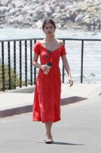 EXCLUSIVE: A makeup free Selena Gomez is spotted out on a stroll by the ocean in Malibu. Los Angeles, California - Tuesday July 11, 2017. Photograph: Â© , PacificCoastNews. Los Angeles Office (PCN): +1 310.822.0419 UK Office (Avalon): +44 (0) 20 7421 6000 sales@pacificcoastnews.com FEE MUST BE AGREED PRIOR TO USAGE