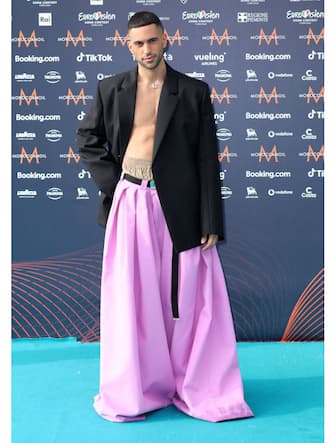 TURIN, ITALY - MAY 08: Mahmood attends the turquoise carpet of the 66th Eurovision Song Contest at Reggia di Venaria Reale on May 08, 2022 in Turin, Italy. (Photo by Daniele Venturelli/WireImage)