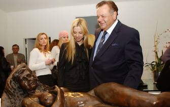398655 14: Actor/sculptor Paul Sorvino shows his daughter actress Mira Sorvino one of his pieces at the opening of the Heidi Khorsand Gallery introducing Sorvinos sculpture December 15, 2001 in Los Angeles, CA. (Photo by Sebastian Artz/Getty Images)