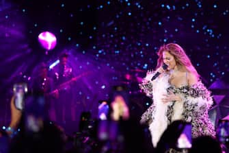 CAPRI, ITALY - JULY 30: Jennifer Lopez performs on stage during the LuisaViaRoma for Unicef ​​event at La Certosa di San Giacomo on July 30th in Capri, Italy.  (Photo by Daniele Venturelli / Daniele Venturelli / Getty Images for Luisaviaroma)