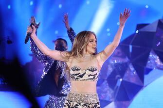 CAPRI, ITALY - JULY 30:  Jennifer Lopez performs on stage during the LuisaViaRoma for Unicef event at La Certosa di San Giacomo on July 30th in Capri, Italy. (Photo by Daniele Venturelli/Daniele Venturelli/Getty Images for Luisaviaroma )