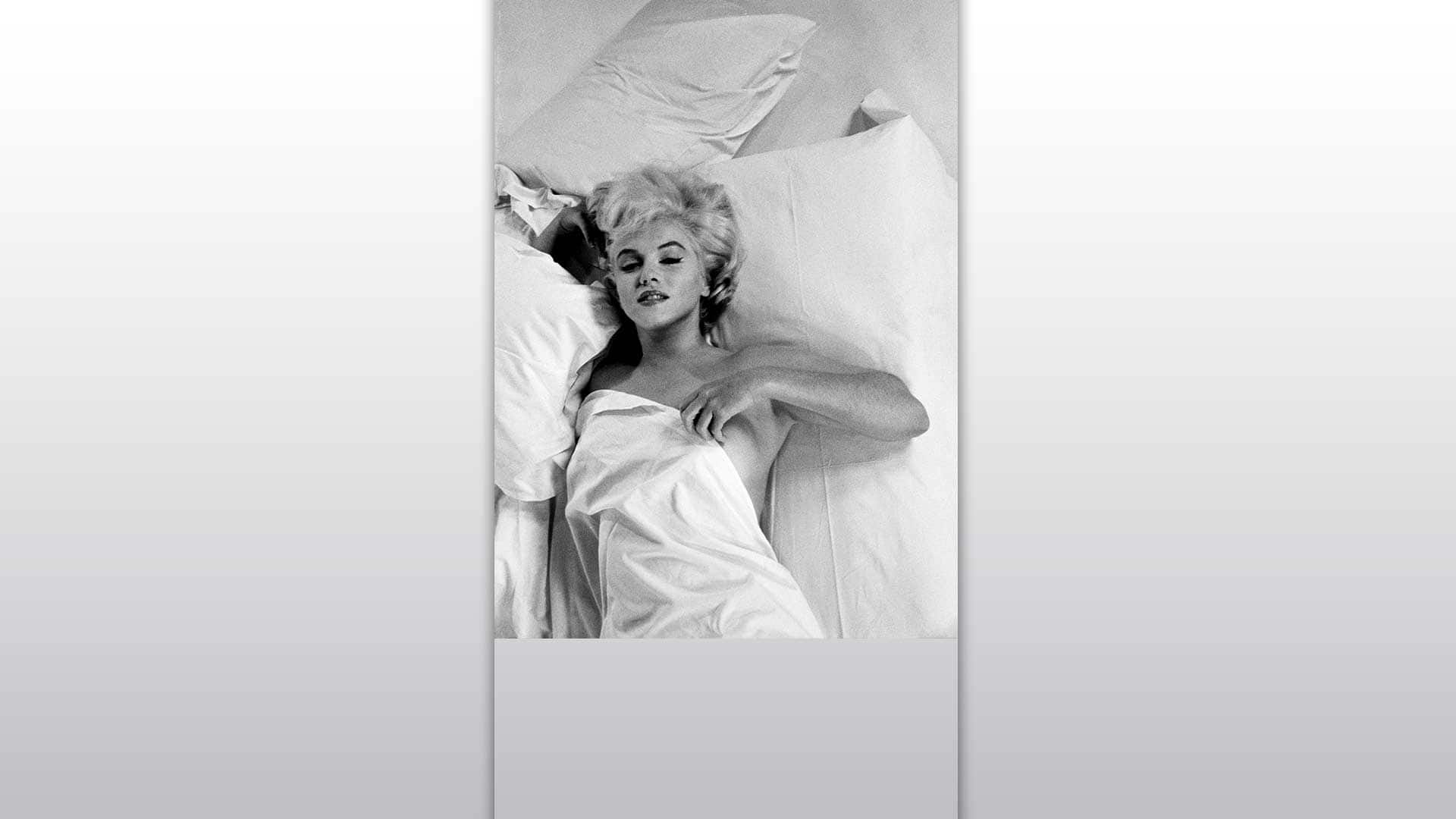 Marilyn in un momento di riposo durante il servizio fotografico realizzato in occasione delle riprese de Gli spostati di John Huston, Hollywood, California, 1960