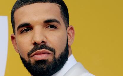 Drake, il padre si tatua il viso del cantante sul braccio