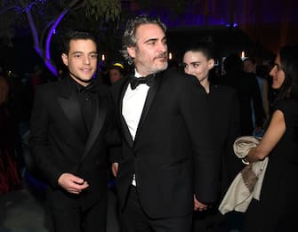 BEVERLY HILLS, CALIFORNIA - FEBRUARY 09: (L-R) Rami Malek and  Joaquin Phoenix attend the 2020 Vanity Fair Oscar Party hosted by Radhika Jones at Wallis Annenberg Center for the Performing Arts on February 09, 2020 in Beverly Hills, California. (Photo by Kevin Mazur/VF20/WireImage)