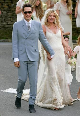 ABINGDON, UNITED KINGDOM - JULY 01: (EMBARGOED FOR PUBLICATION IN UK NEWSPAPERS UNTIL 48 HOURS AFTER CREATE DATE AND TIME) Jamie Hince and Kate Moss pose for photographs as they leave St. Peter's Church after their wedding on July 1, 2011 in Abingdon, England. (Photo by Indigo/Getty Images)