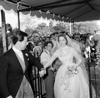 The wedding of Julie Andrews and Tony Walton at St Mary Oatlands Church, Weybridge, Surrey, 10th May 1959. (Photo by Arthur Sidey/Mirrorpix/Getty Images)