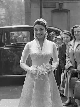 English actress Joan Collins arrives at Caxton Hall in London for her wedding to actor Maxwell Reed, 24th May 1952. (Photo by Ron Case/Keystone/Hulton Archive/Getty Images)