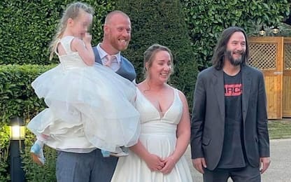 Keanu Reeves si presenta al ricevimento di nozze di una coppia di fan