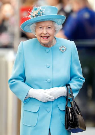 La regina Elisabetta e la moda: i look pastello iconici, con borsetta e  cappellino. FOTO