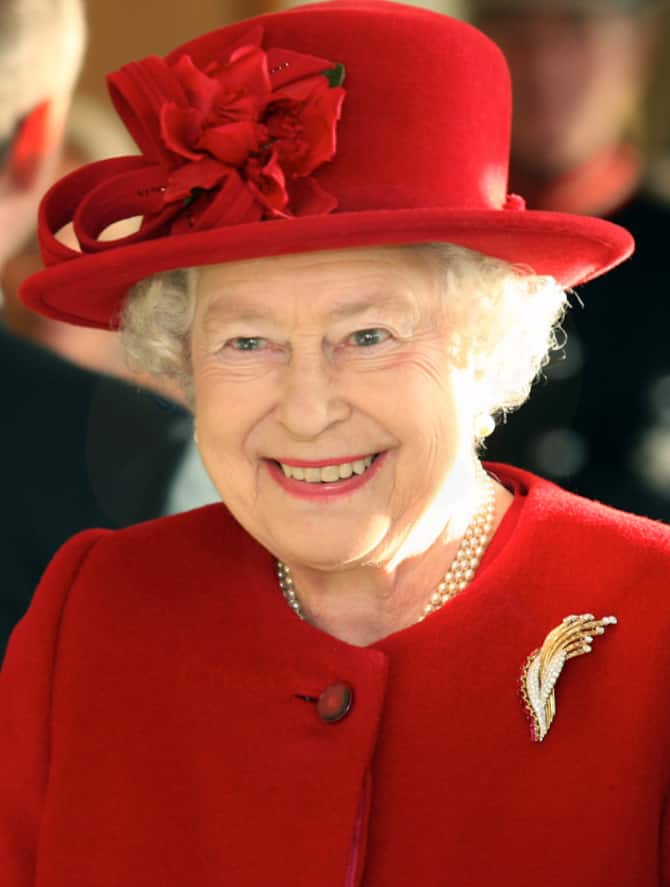 Regina Elisabetta, abiti colorati abbinati ai cappelli: le FOTO più belle -  Foto 1 di 8 - Il Giornale d'Italia