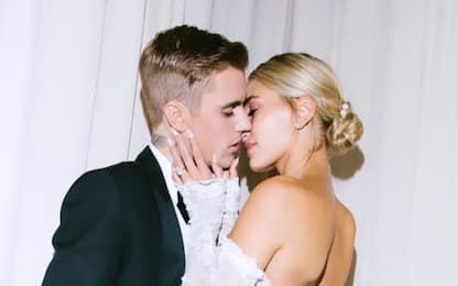 Hailey Baldwin celebra i quattro anni di matrimonio con Justin Bieber