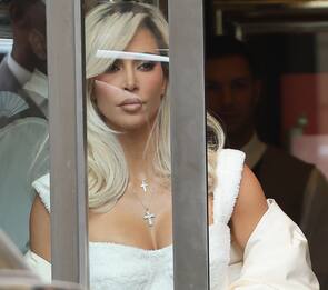 Kim Kardashian da Dolce & Gabbana: tram fermo e traffico in tilt. FOTO