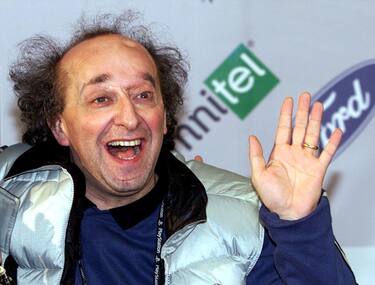 L'artista Bruno Arena, noto al pubblico televisivo come uno dei Fichi d'India, in una immagine del 20 febbraio 2000 a Sanremo. Arena ha accusato un malore nella serata di ieri, al termine del suo intervento durante la registrazione della seconda puntata di 'Zelig'. E' stato immediatamente trasportato all'Ospedale San Raffaele di Milano dove gli e' stata riscontrata un'emorragia cerebrale. Arena e' stato operato e l'intervento e' riuscito. Attualmente rimane in rianimazione post-operatoria con prognosi riservata. ANSA/CLAUDIO ONORATI