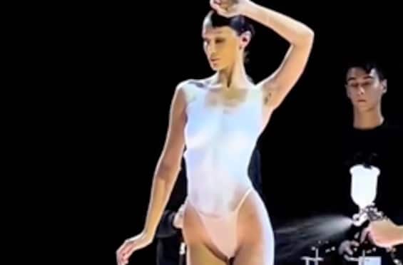 Bella Hadid, the dress sprayed on the body shows in Paris.  VIDEO