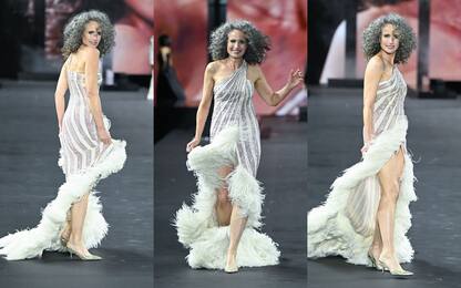 Andie MacDowell sfila per L'Oréal alla Parigi Fashion Week