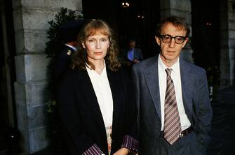 FRANCE - JULY 24:  Mia Farrow and Woody Allen In Paris, France On July 24, 1989-Mia Farrow and Woody Allen in Paris. July 24, 1989.  (Photo by ARNAL/Gamma-Rapho via Getty Images)