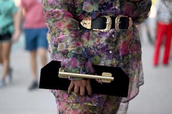 NEW YORK, NEW YORK - SEPTEMBER 10: A close up of Lauren Williams holding a Cameo Clutch bag is seen outside Spring Studios during 2022 Fashion Week on September 10, 2022 in New York City. (Photo by Alexi Rosenfeld/Getty Images)