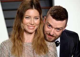 BEVERLY HILLS, CA - FEBRUARY 28:  Jessica Biel and Justin Timberlake attend the 2016 Vanity Fair Oscar Party hosted By Graydon Carter at Wallis Annenberg Center for the Performing Arts on February 28, 2016 in Beverly Hills, California.  (Photo by Anthony Harvey/Getty Images)