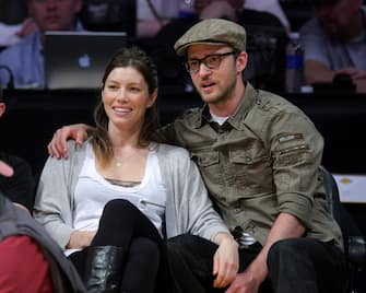 LOS ANGELES, CA - APRIL 21:  Justin Timberlake (R) and Jessica Biel (L) attend the Los Angeles Lakers vs Utah Jazz game at Staples Center on April 21, 2009 in Los Angeles, California.  (Photo by Noel Vasquez/Getty Images)