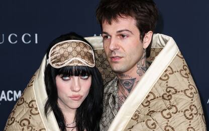 Billie Eilish e Jesse Rutherford sul red carpet con una coperta Gucci