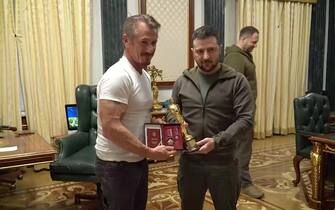 **VIDEO AVAILABLE: CONTACT INFO@COVERMG.COM TO RECEIVE** Sean Penn Gifts Oscar To Ukraine While Meeting President Zelensky In Kyiv On Tuesday (08November2022) American actor and director Sean Penn visited Ukraine for the 3rd time following Russia's February invasion of the country, meeting President Zelensky.  The star brought one of his two Best Actor Oscars (won for Mystic River in 2004 and Milk in 2009) with him and presented it to the President.  The award will stay in Kyiv until Ukraine declares victory in its war.  Zelensky said in a statement: “This time our meeting was special.  Sean brought his Oscar statuette as a symbol of faith in the victory of our country.  She will be in Ukraine until the end of the war.  Marking his commemoration of her in Ukraine's 'Alley of Courage', the President continued: “The Alley of Courage is a place thanks to which modern and future generations of Ukrainians will remember those brave people who were with Ukraine from the very beginning.  Next to the names of many world leaders who helped Ukraine during the war, there is a name plate of Sean Penn.  Penn is making a documentary film about the war which is currently in production.  -PICTURED: Sean Penn and President Zelensky -LOCATION: Kyiv Ukraine -DATE: 8 Nov 2022 -CREDIT: Office of the President of Ukraine/Cover Images/INSTARimages.com