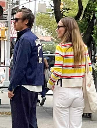 Harry Styles and girlfriend Olivia Wilde put drama surrounding rumors of a feud with Don't Worry Darling actress Florence Pugh behind them as they go on a romantic stroll around The West Village in New York, taking to chat with fans.



Pictured: Harry Styles,Olivia Wilde

Ref: SPL5333292 180822 EXCLUSIVE

Picture by: SplashNews.com



Splash News and Pictures

USA: +1 310-525-5808
London: +44 (0)20 8126 1009
Berlin: +49 175 3764 166

photodesk@splashnews.com



World Rights