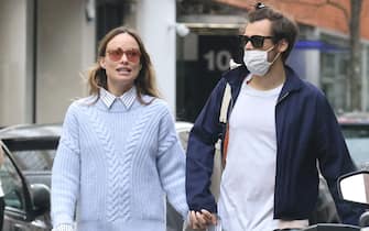 LONDON, ENGLAND - MARCH 15: Harry Styles and Olivia Wilde are seen in Soho on March 15, 2022 in London, England. (Photo by Neil Mockford/GC Images)