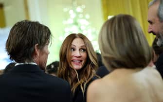 WASHINGTON, DC - DECEMBER 04: Actress Julia Roberts (C) talks  to journalist Katie Couric and her husband John Molner during a reception for the 2022 Kennedy Center honorees hosted by U.S. President Joe Biden, at the White House on December 04, 2022 in Washington, DC. This year's honorees include actor and filmmaker George Clooney; singer-songwriter Amy Grant; singer Gladys Knight; composer Tania León; and Irish rock band U2, comprised of band members Bono, The Edge, Adam Clayton, and Larry Mullen Jr. (Photo by Kevin Dietsch/Getty Images)
