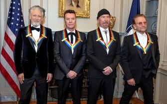 epa10347602 The members of the Irish rock band U2, from (L-R), Adam Clayton, Larry Mullen Jr., The Edge, Bono, pose for a group photo wearing their awards following the formal Artist's Dinner honoring the recipients of the 45th Annual Kennedy Center Honors at the US Department of State in Washington, D.C., USA, 03 December 2022. The 2022 honorees are: actor and filmmaker George Clooney; contemporary Christian and pop singer-songwriter Amy Grant; legendary singer of soul, Gospel, R&B, and pop Gladys Knight; Cuban-born American composer, conductor, and educator Tania Leon; and iconic Irish rock band U2, comprised of band members Bono, The Edge, Adam Clayton, and Larry Mullen Jr.  EPA/Ron Sachs / POOL