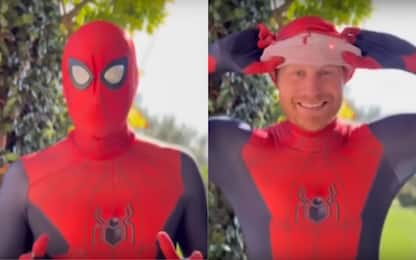 Il Principe Harry diventa Spider-Man per gli orfani dei militari VIDEO