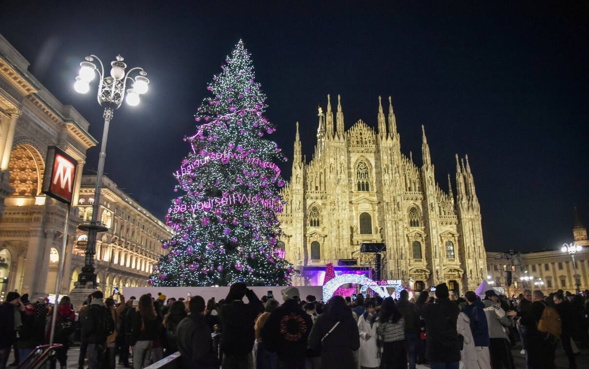 Milano, l'accensione dell'albero di Natale in Duomo con l'Estetista