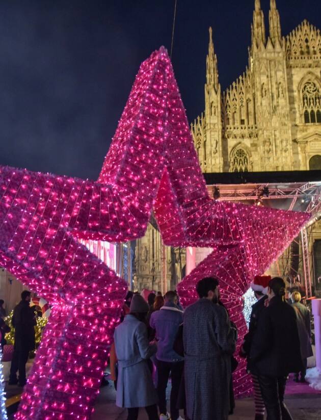 Milano, l'accensione dell'albero di Natale in Duomo con l'Estetista