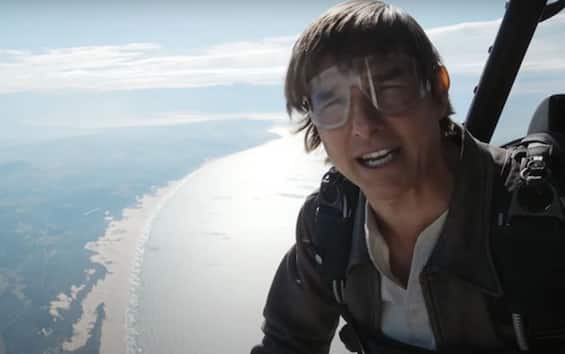Tom Cruise, wishes for a Merry Christmas as he jumps from the plane VIDEO