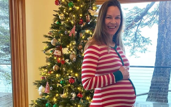 Hilary Swank, the photo with the baby bump under the Christmas tree