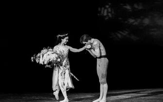 Russian-born ballet dancer Rudolf Nureyev (1938 - 1993) (right) kisses the hand of English prima ballerina assoluta Dame Margot Fonteyn (born Margaret Evelyn Hookham, 1919 - 1991) after their performance in 'Floresta Amazonica' (choreographed by Sir Frederick Ashton) on the final evening of a two-week run of performances at the Uris Theatre, New York, New York, November 29, 1975. (Photo by Linda Vartoogian/Getty Images)