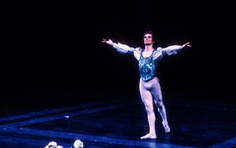 Russian dancer and choreographer Rudolf Nureyev (1938-1993) takes a bow after a performance of his version of Sergei Prokofiev's 'Romeo and Juliet' by Milan's La Scala Opera Ballet at the Metropolitan Opera House, Lincoln Center, New York, New York, August 1, 1981. (Photo by Linda Vartoogian/Getty Images)