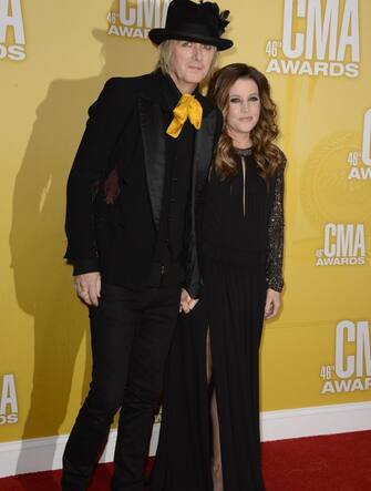 epa03455154 US singer Michael Lockwood and Lisa Marie Presley (R) arrive for the 46th Annual Country Music Awards in Nashville, Tennessee, USA, 01 November 2012. CMA Awards are given in 12 categories voted on by music industry professionals in the Country Music Association.  EPA/PAUL BUCK
