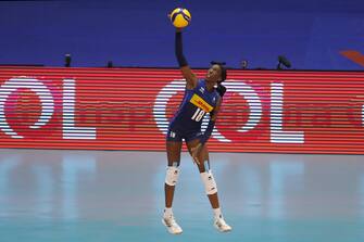 (220618) -- BRASILIA, June 18, 2022 (Xinhua) -- Ogechi Paola Egonu of Italy serves the ball during the FIVB Volleyball Nations League Women Pool 3 match between Italy and Germany in Brasilia, Brazil, on June 17, 2022. (Photo by Lucio Tavora/Xinhua) - Lucio Tavora -//CHINENOUVELLE_XxjpsgE007391_20220618_PEPFN0A001/2206181206/Credit:CHINE NOUVELLE/SIPA/2206181217