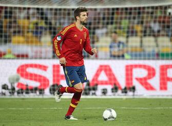 Gerard Pique (KIKA) - KIEV - Mario Monti ha presenziato alla finale dell'Europeo vinta dalla Spagna per 4-0 contro gli Azzurri. Il Presidente del Consiglio ha assitito con la calma che lo contraddistingue alla disfatta della squadra allenata da Cesare Prandelli. A far da contraltare l'esplosione di gioia e di felicità del principe Filippo di Spagna che ha perso il contegno e si è lasciato andare ad un'esplosione di gioia incontrollata. In mezzo ai due contendenti si è seduto a vedere la partita il presidente UEFA, Michael Platini.