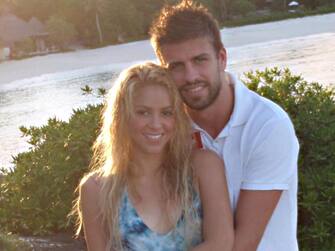 Gerard Pique', Gerard Pique, Shakira (KIKA) - BARCELLONA - Ci sono volute due settimane ma adesso, finalmente, abbiamo la foto del piccolo Milan Piqué Mebarak, figlio di Shakira e Piquè. La foto, che lo ritrae tra le braccia del papà , è stata pubblicata sulla pagina web dell'Unicef, organizzazione di cui entrambi i genitori sono testimonial. La coppia ha deciso di non vendere la foto del loro primogenito ma di creare un sito che rappresenta un baby shower mondiale, ovvero una festa con cui, in molti paesi, si festeggia l'arrivo di un bambino, una sorta di battesimo.